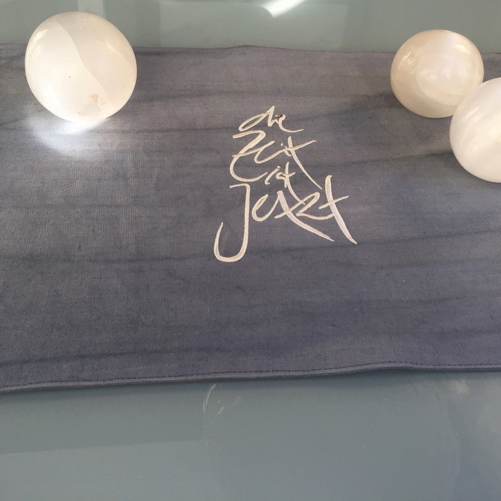 1 Tischset "die Zeit ist Jetzt" Grau